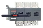 OT2000E03CP Przełącznik (I-0-II) 2000A, 3P, napęd z przodu, z wałkiem i czarną rączką IP65, montaż na płycie montażowej