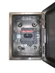 OTR45B4M Rozłącznik w obudowie, 4P 400V AC22 63A, obudowa IP65 ze stali nierdzewnej, pokrętło czarne, blokada drzwiczek w pozycji