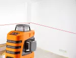 Laser płaszczyznowy 15 m 3D, czerwony, 360° w trzech płaszczyznach, z etui i uchwytem magnetycznym