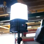Nieoślepiająca akumulatorowa lampa robocza 360 stopni 10000 lm AREA 10 CONNECT 03.6103C